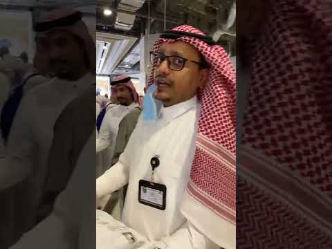 توزيع أكياس من الهدايا على حجاج بيت الله الحرام       