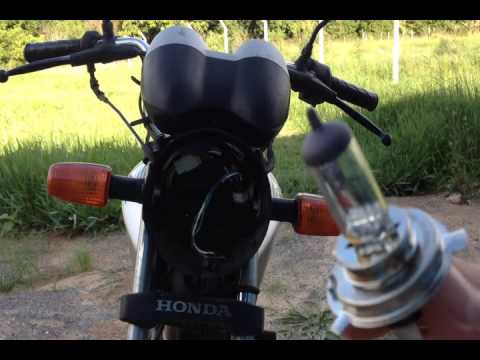 Vídeo: Como você troca uma lâmpada de motocicleta?