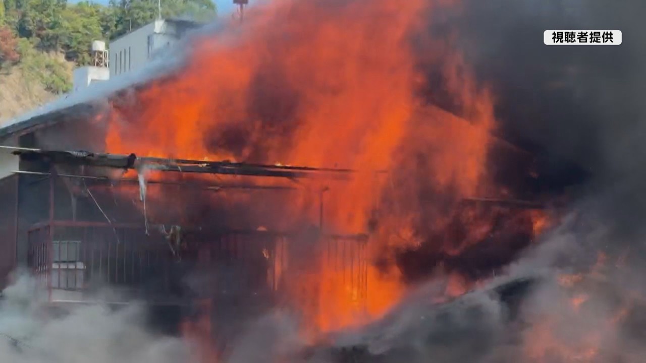 Residential Area Briefly in Chaos as House Burns Down in Matsuyama