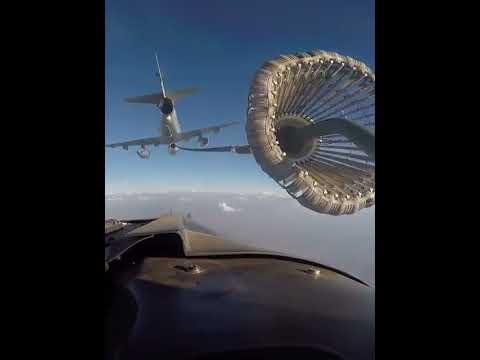 هكذا تقوم الطائرات بتعبئة البنزين و هي ما زالت بالجو