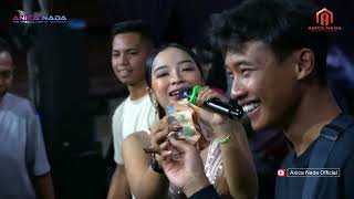 Uydagi bir kishi xotinini sevgilisi bilan tutib oldi.