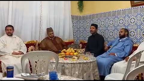 القارئ مبارك السكري في منزل عباس عشاق وجبة عشاء بعد ندوة في استقبال رمضان بمسجد علال الفاسي المغرب .