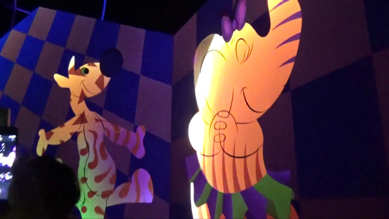 The Many Adventures of Winnie the Pooh | Disneyland | Daytime ride