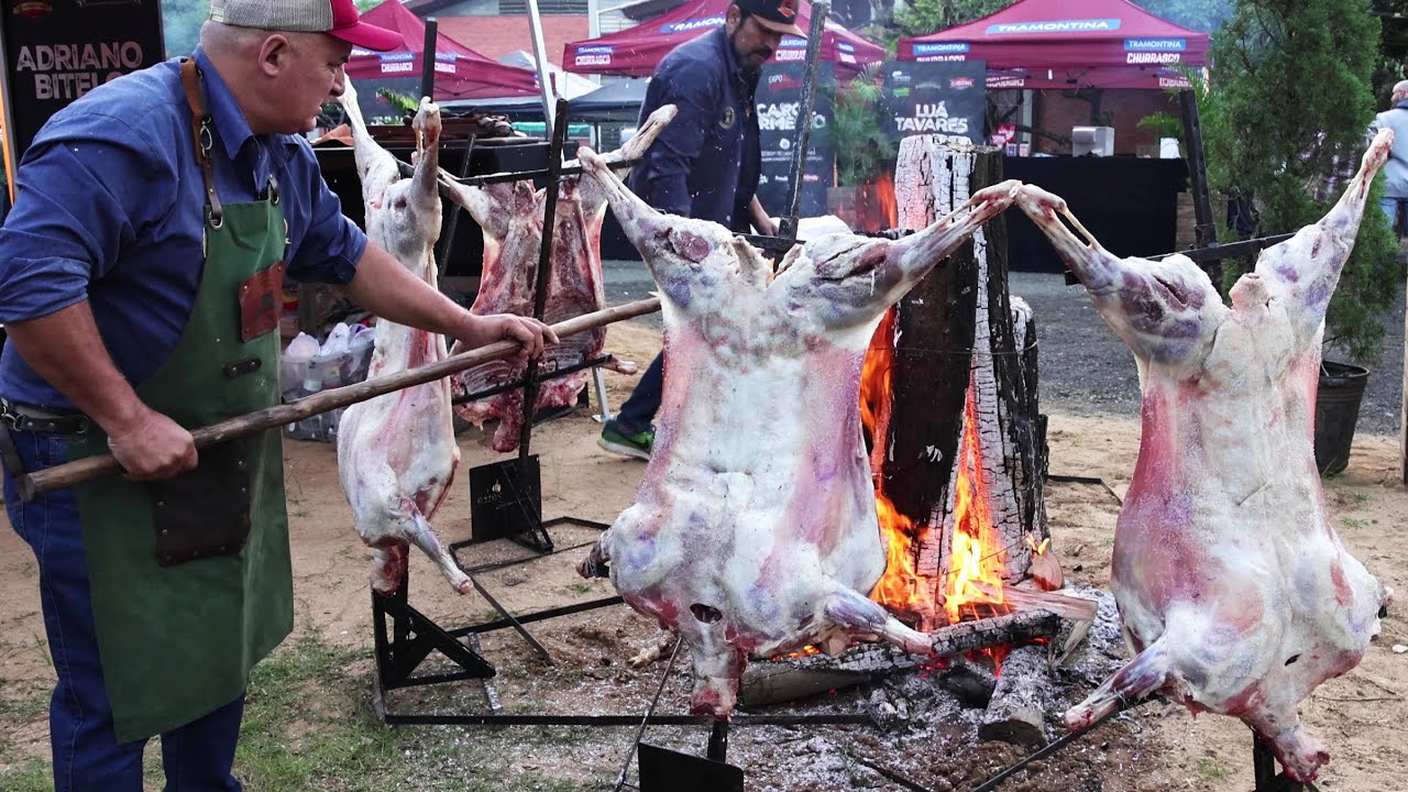 Бразильское барбекю: баранина, запеченная на костре