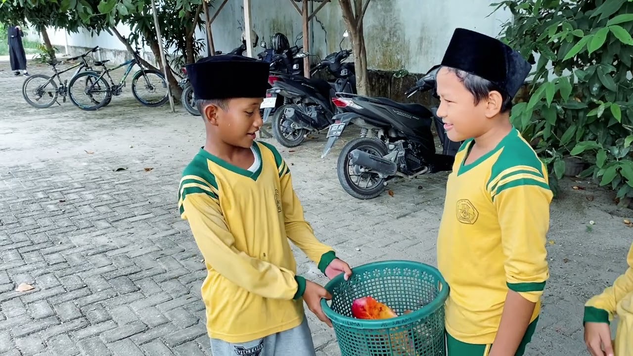 Daun Kering Kok malah Dikumpulin, Emang Buat apa?