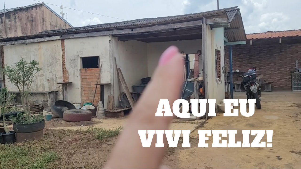 Venha comigo ver  a casa,  o meu LAR 🏠 onde VIVI MUITO FELIZ ☺️ . Essa casa tem mais de 40 anos.