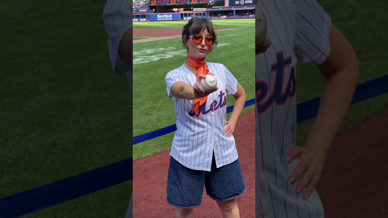 Milana Vayntrub threw out the first pitch at Citi Field!