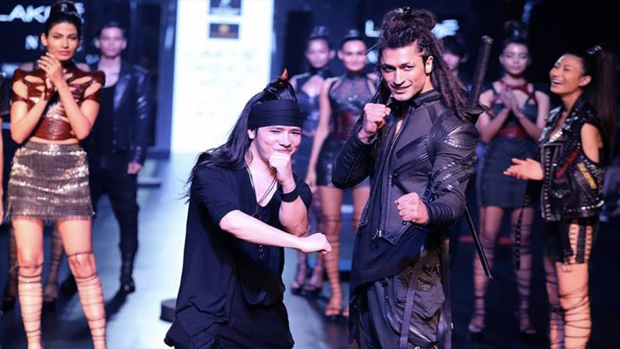 Vidyut Jamwal Walks For Asa Kazingmei | Fall/Winter 2017/18 | Lakme Fashion Week