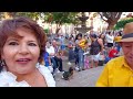 Es domingo primero de mayo en la Plaza Principal de Zamora ya en la tardecita muy alegre