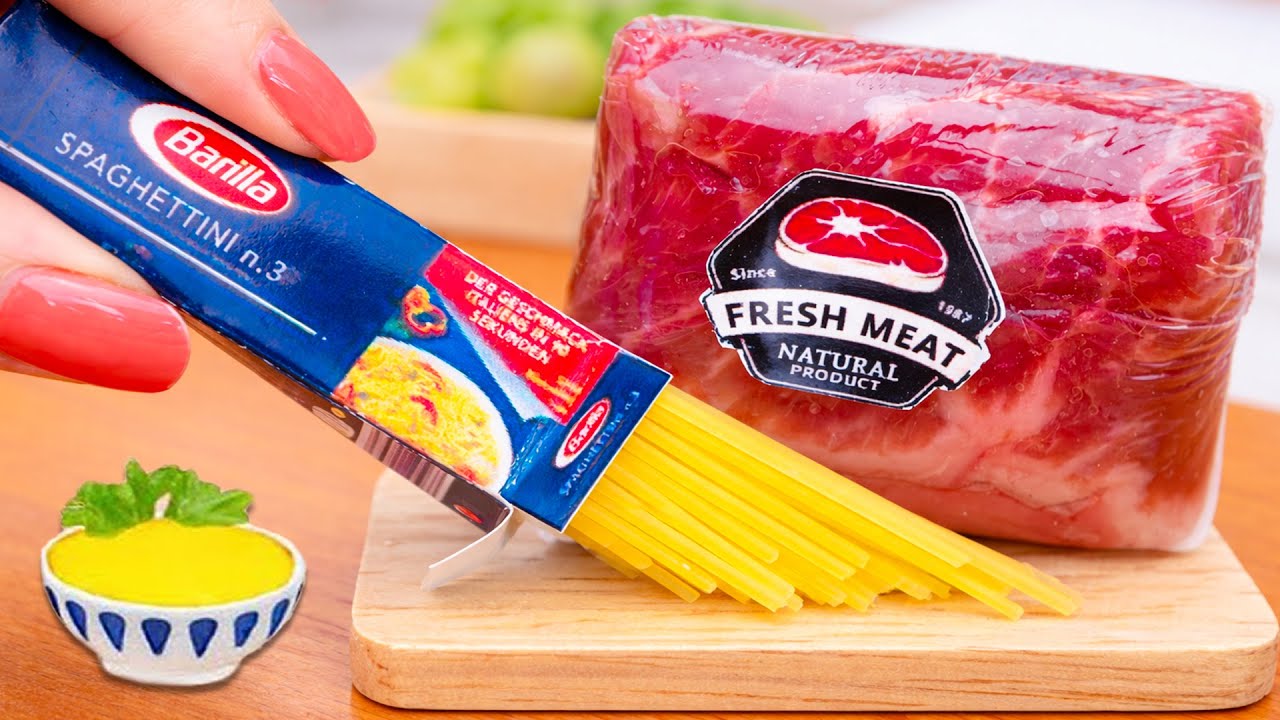 Вкусная мини-паста с луком и говядиной — рецепт для ASMR-видео с приготовлением вкуснейших блюд.