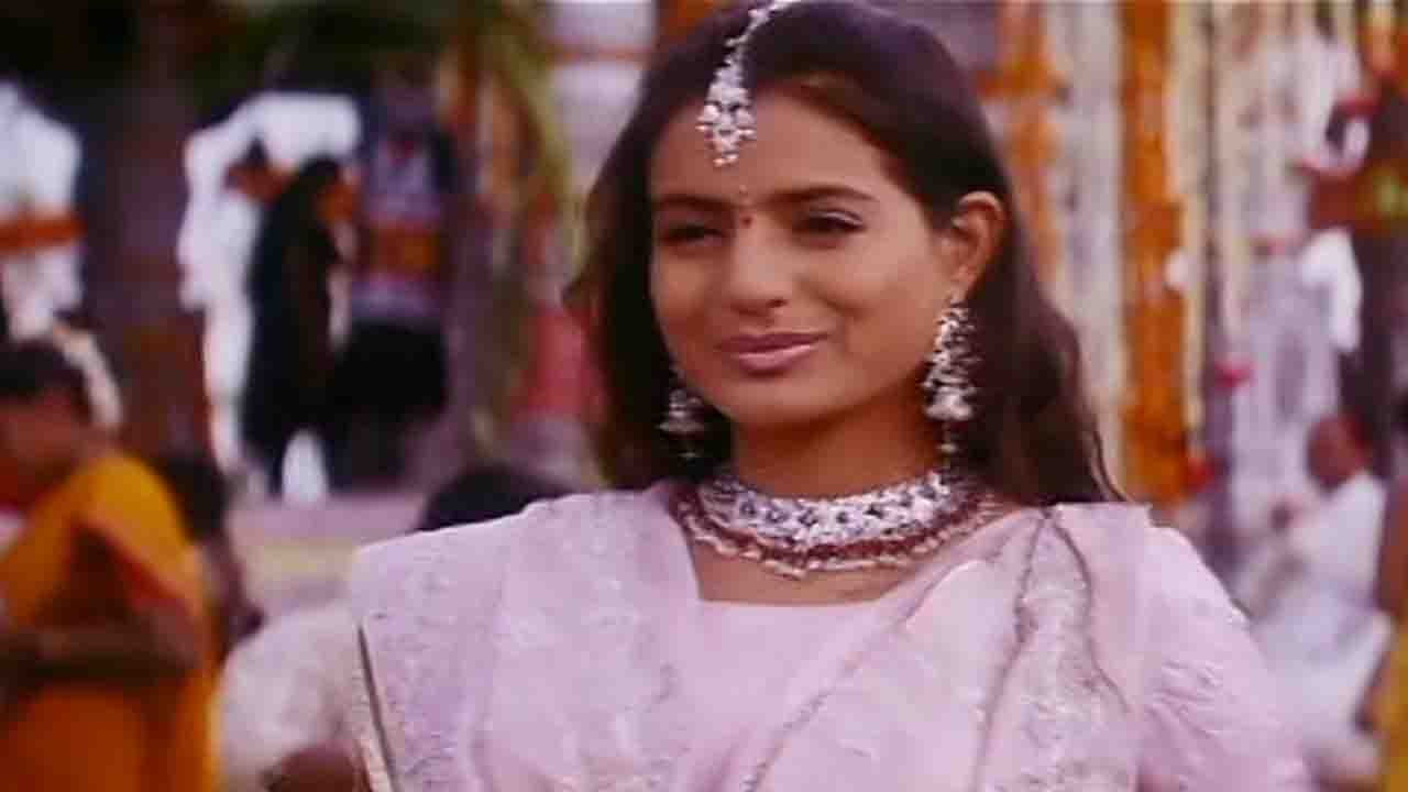 Amisha Patel Beautiful Introduction Scene  Badri Movie