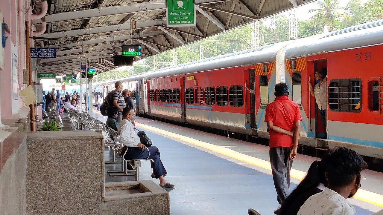 12675 Chennai Coimbatore Kovai SF Express Entering Erode Junction ...