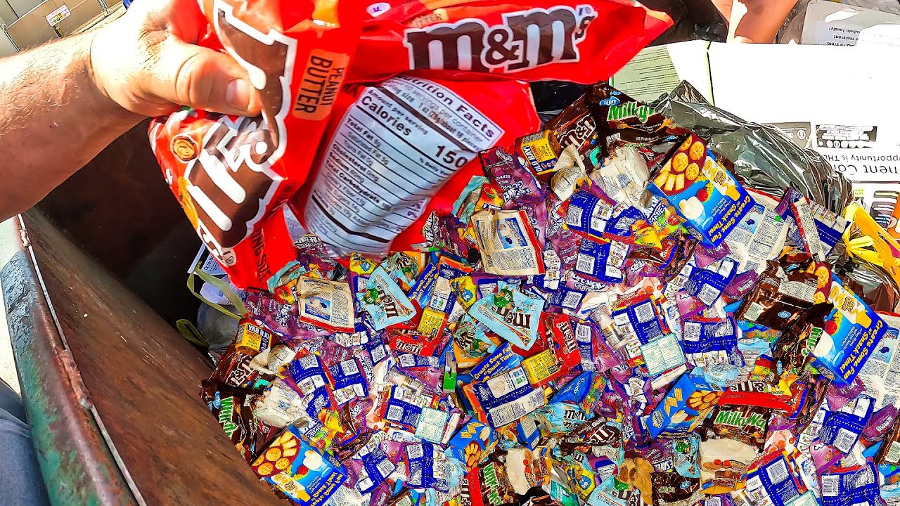 Dumpster Diving ILLEGAL Call The POLICE! Massive  Haul Scored