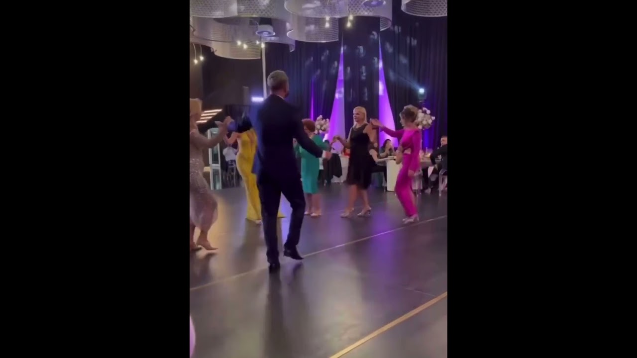 Luizi i prin valles me prindërit e Kiarës në festën e 30-vjetorit të martesës së tyre🎊