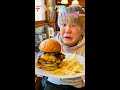 今まで食べた中で1番おいしいハンバーガー #shorts #ムースヒルズバーガー #もぐもぐにっち