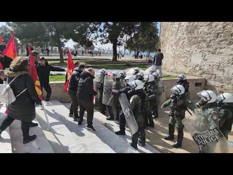 Θεσσαλονίκη: Ένταση μετά το κατέβασμα του πανό του ΚΚΕ στον Λευκό Πύργο