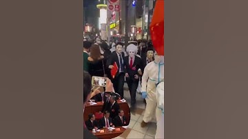东京鬼节，再现胡锦涛被强行带走。全世界都知道了，也许只有中共国老百姓并不知道！#胡锦涛 #万圣节 #骗架事件