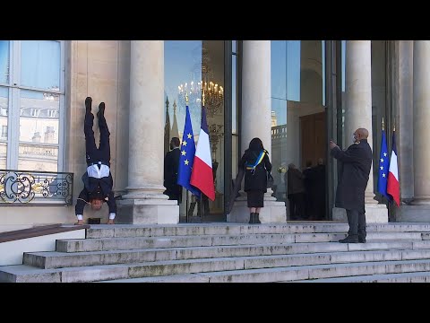 Un militaire fait