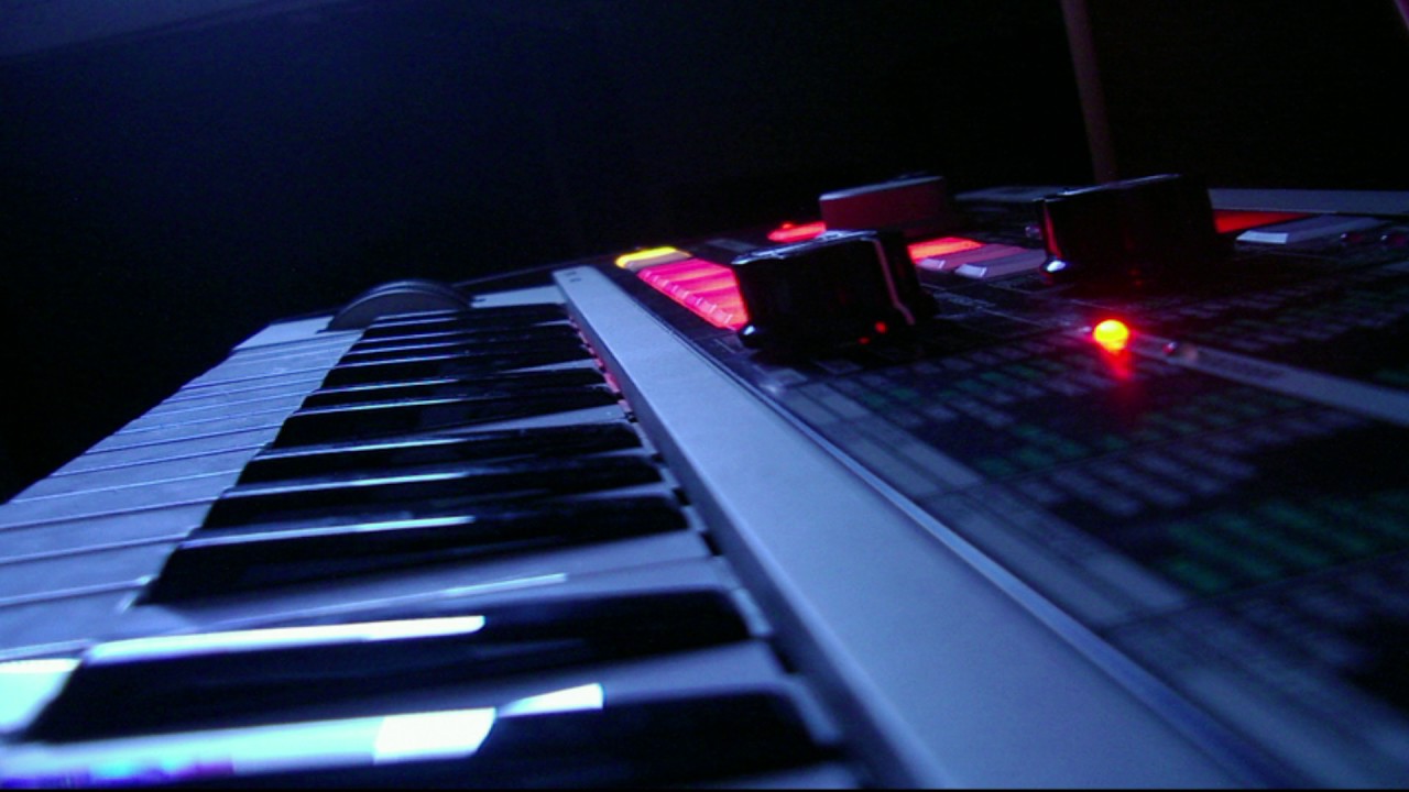 Https music org. Синтезатор с неоновой подсветкой. Синти поп синтезатор. Синтезатор на рабочий стол. Фортепиано неон.