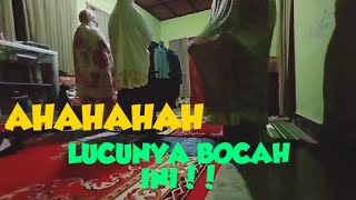 Alamaaakkk , Dia Masuk Ke Dalam Mukenah Saat Sholat Tarawih