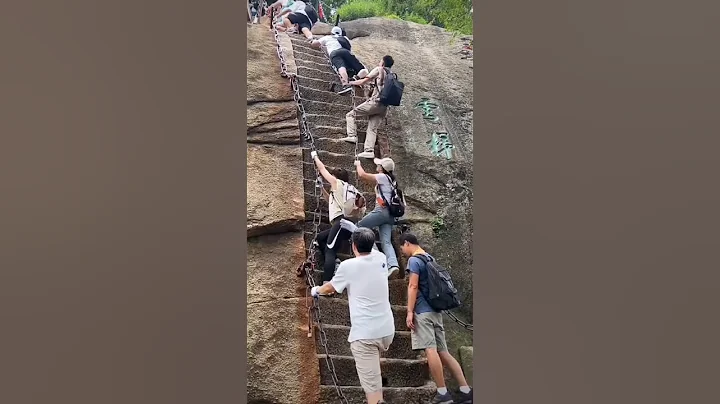 On July 12, tourists of Huashan Mountain ladder fell down accidentally#Shorts
