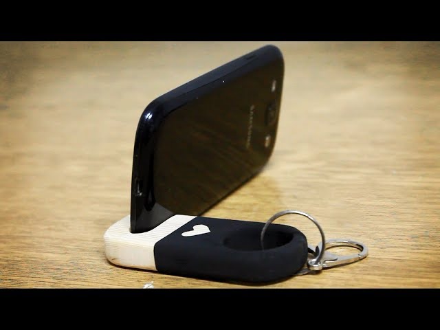 Paul Priestman makes DIY smartphone stand from an egg box