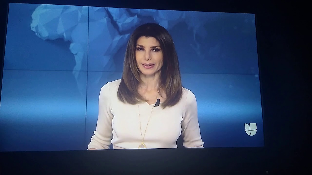 Patricia Janiot Sexy Legs White OutFit Host Noticias Univision Edicón Noctu...