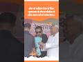 Bihar Election: Dilip Jaiswal के सामने CM Nitish ने महिला को दिया शॉल #nitishkumar #bjp #viralvideo