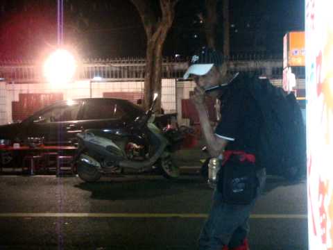 Tai泰  高雄瑞北路夜市的口風琴阿伯。(2011-04-13)