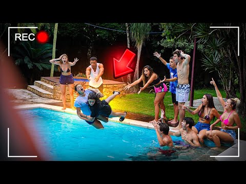 AS TIKTOKERS BRIGARAM E CAÍRAM NA PISCINA NA FRENTE DE TODOS!! [ REZENDE EVIL ]