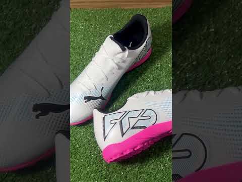 Chuteira Society Puma  Future 7 Play TT BDP Masculina Branco / Rosa