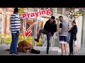 Muslim Praying In Public (Harassed) كوردێك لەكاتی نوێژدا