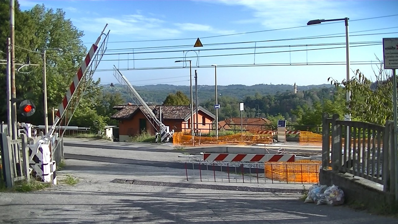Spoorwegovergang Inverigo (I) // Railroad crossing // Passaggio a livello