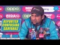 Sarfaraz Ahmed trying to Keep Calm on Reporters Aggressive Questions !!