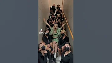 [TikTok] Rosé sings On The Ground a cappella with her dancers