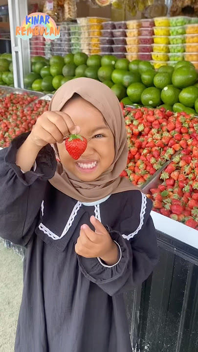 REMBULAN MAU STROBERI NGGAK ? #shorts #viral #strawberry #stroberi #buah #enak #beli #lucu #yummy