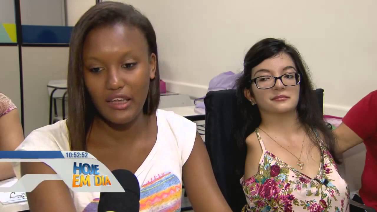 Jovem que nasceu sem os braços comemora ingresso na universidade