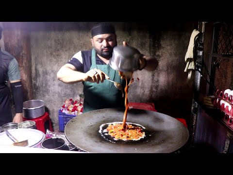 Razaq Bhai Selling Mirchi Wala Egg Roll | Rajkot Famous Omlet Shop | Indian Street Food | Street Food Fantasy