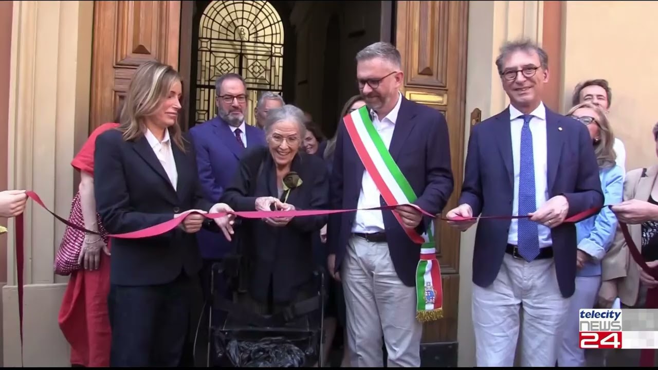 ECO LIBRARY OPENS: UMBERTO ECO'S 32,000 BOOKS INTACT