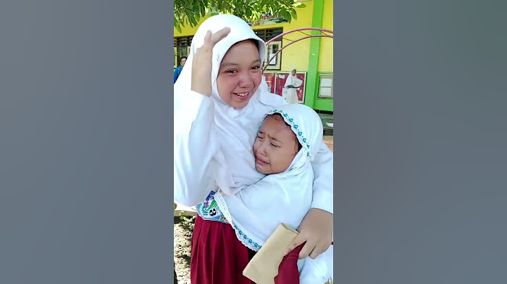 Kakak kelas berpamitan kepada adik kelas saat kelulusa