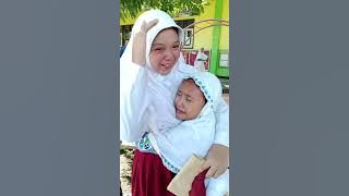 Kakak kelas berpamitan kepada adik kelas saat kelulusa