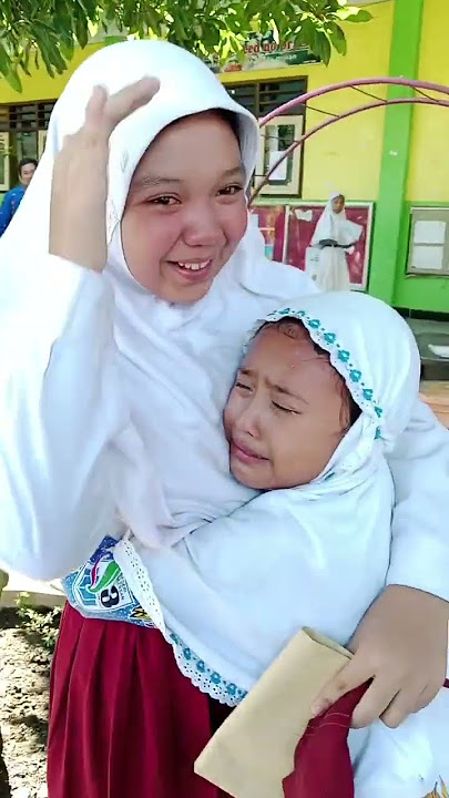Kakak kelas berpamitan kepada adik kelas saat kelulusa