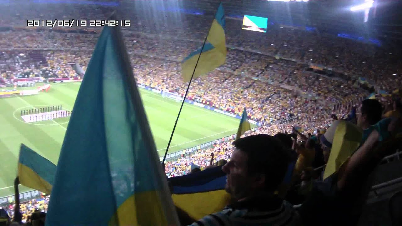 Гимн стадионов. Донбасс Арена 2012 матч Украина Англия. Донецк Арена. Гимн Украины на стадионе. Пел гимн на Донбасс Арена.