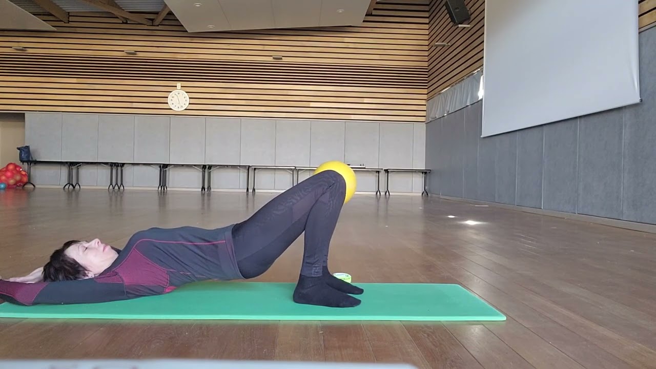 Le Pilates de Régine , cours 18: séance  fluide au sol avec un ballon et un élastique
