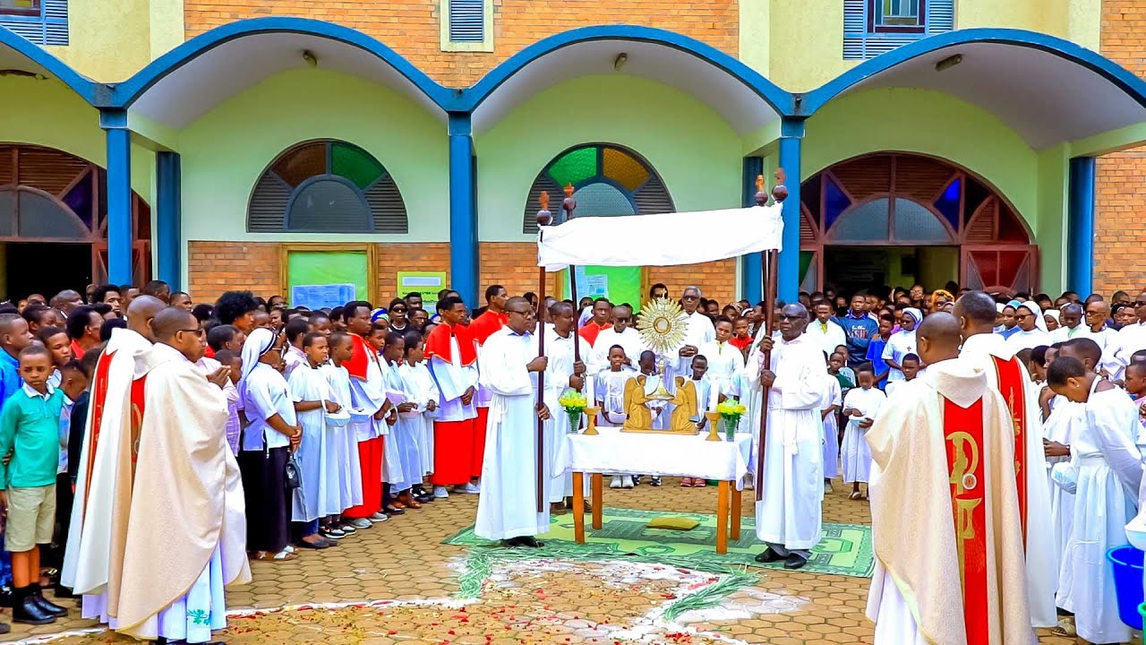 PARUWASE YA GIKONDO BABANGIYE GUTAMBAGIZA ISAKARAMENTU MUMUHANDA - YouTube