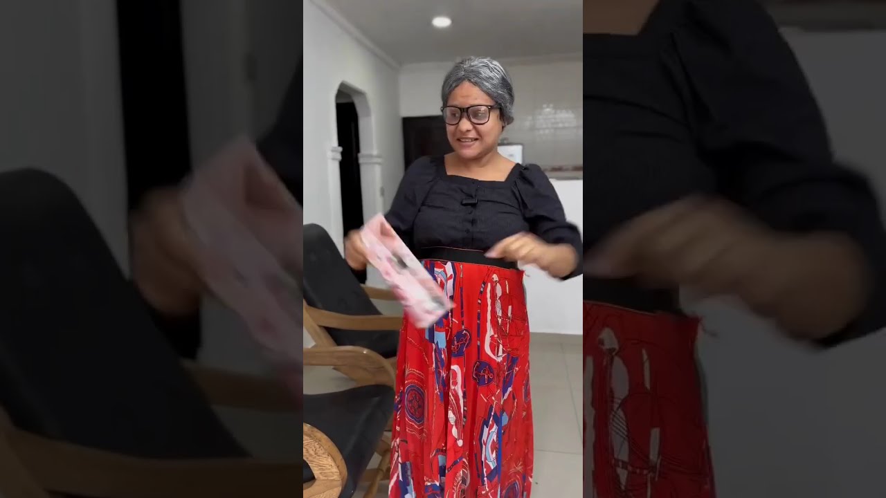 Он предпочитал своих друзей своей семье.