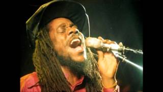 Miniatura de vídeo de "Dennis Brown - Your Love Got a Hold on Me"