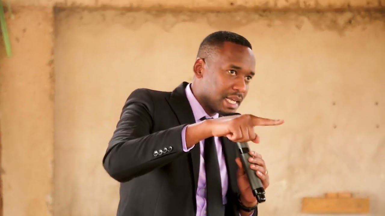 DC HANDENI ATEMBELEA MSOMERA NA KUONGEA  WAZEE WA KIMILA