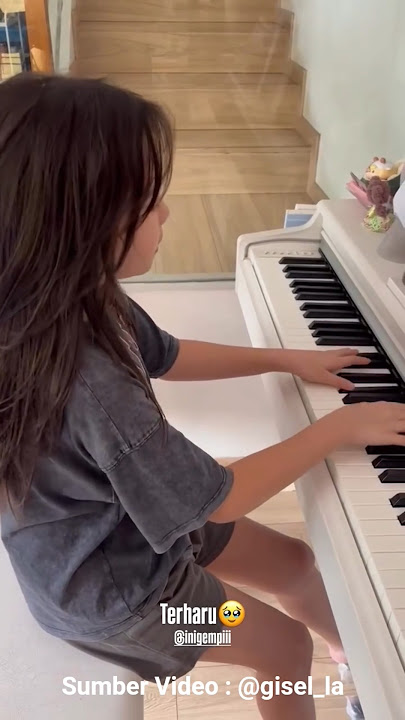 With a melodious voice, Gempi, daughter of Gading and Gisel, performs the song 'Talking to the Mo...