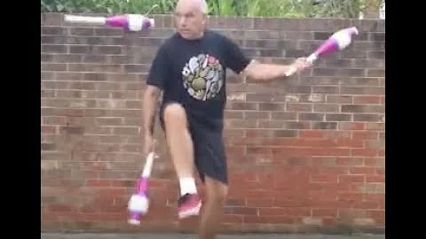 15 juggling tricks in 7 seconds - Juggler Daniel M...